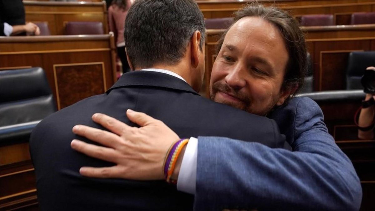 Pedro Sánchez y Pablo Iglesias se abrazan tras el triunfo de la moción socialista de censura contra Mariano Rajoy el 1 de junio.