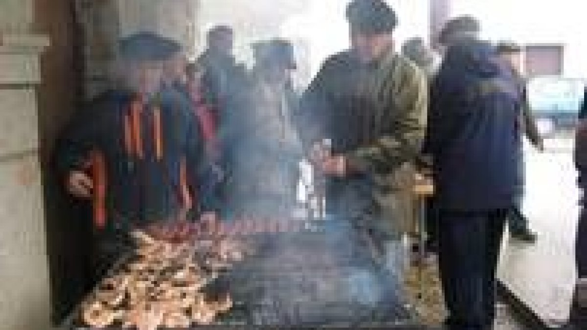 Los socios de Las Rapinas preparan la parrillada de 100 kilos de carne