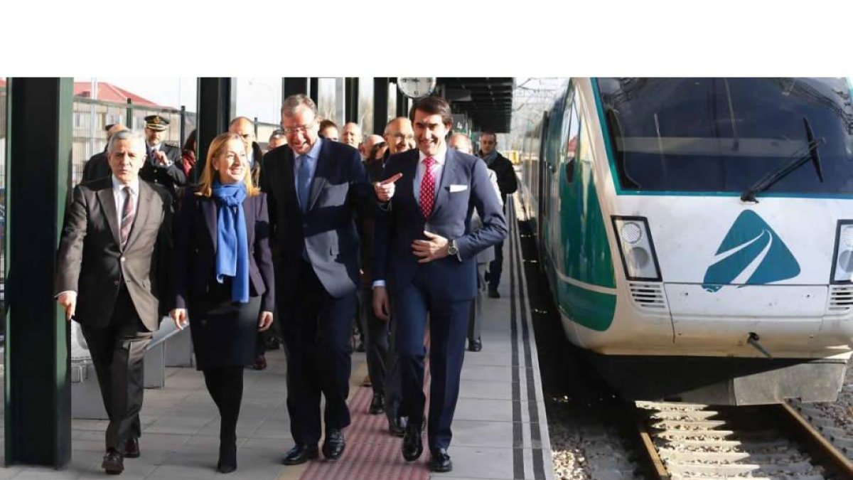 Ana Pastor, nada más bajarse del tren en León y acompañada por el alcalde de la capital, el consejero de Fomento y Medio Ambiente y el subdelegado del Gobierno.