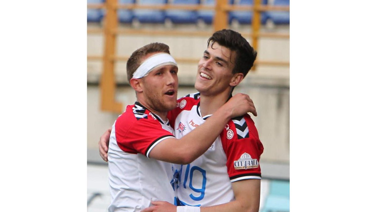 Aketxe y Gonzalo celebran un gol de la Cultural esta temporada