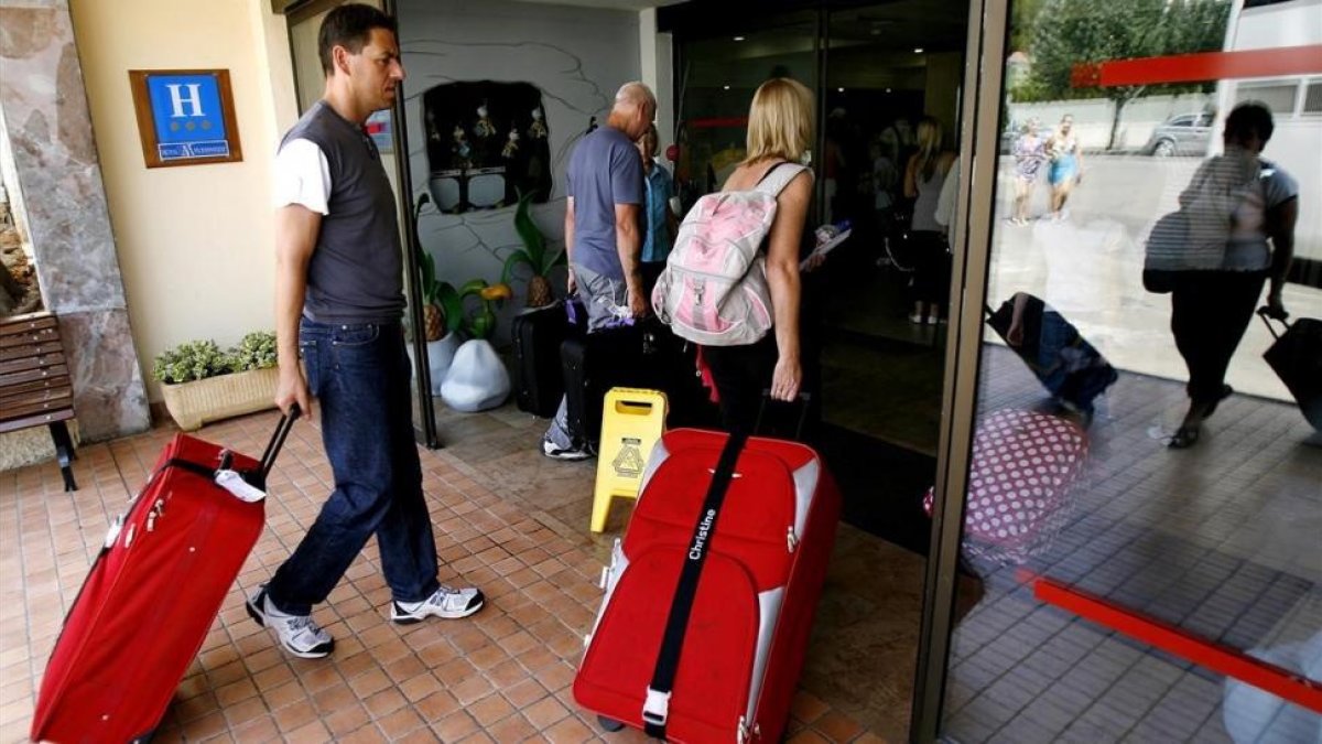 Turistas ingleses entran en un hotel de Calvià.