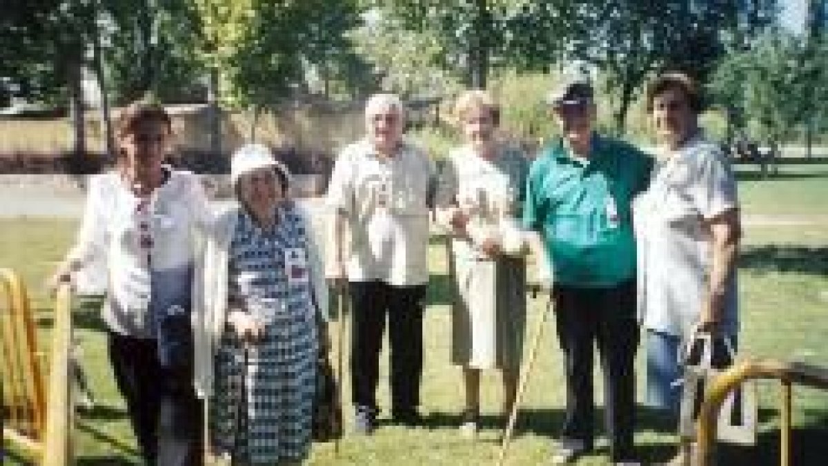 Voluntarios y personas mayores en el encuentro celebrado en La Candamia