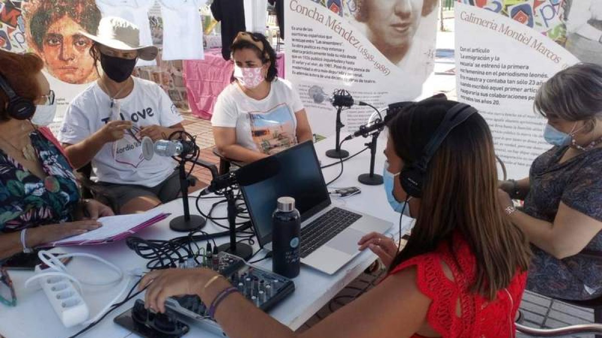 Paula Pérez Presa, de rojo, con mujeres que participan en un programa de Radio Ciami. DL