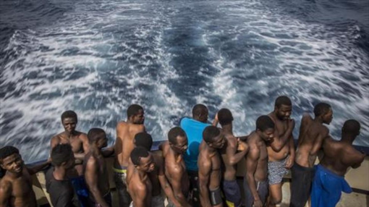 Inmigrantes rescatados en el Mediterráneo central, a bordo del 'Golfo Azurro', el barco de Proactiva Open Arms.