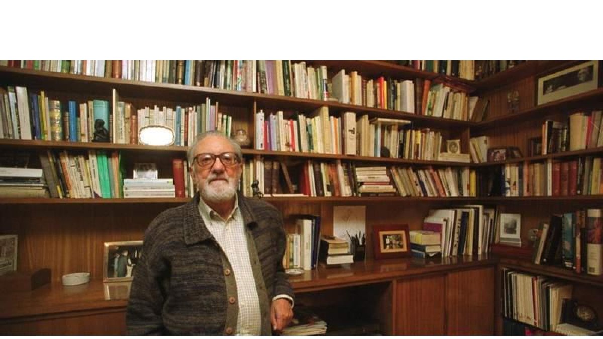 El escritor Antonio Pereira en la biblioteca de su casa, situada en la avenida de la Facultad. NORBERTO