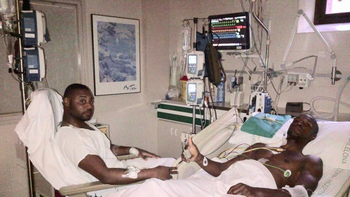 Abidal, con su primo, durante el trasplante. /