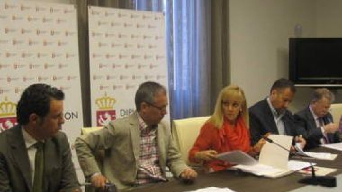 Isabel Carrasco y López Benito en la firma de los convenios.