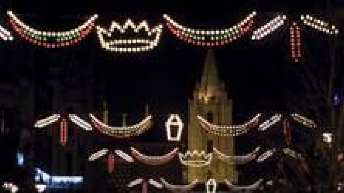 Aspecto de la iluminación navideña del año pasado con la Catedral al fondo