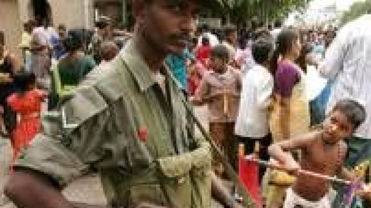 Un niño observa las medidas desplegadas en las calles de Colombo