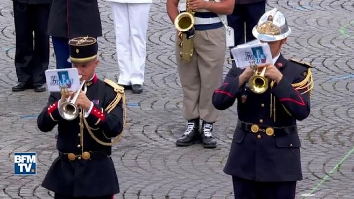 La banda del ejército francés interpreta temas de Daft Punk el 14 de julio.