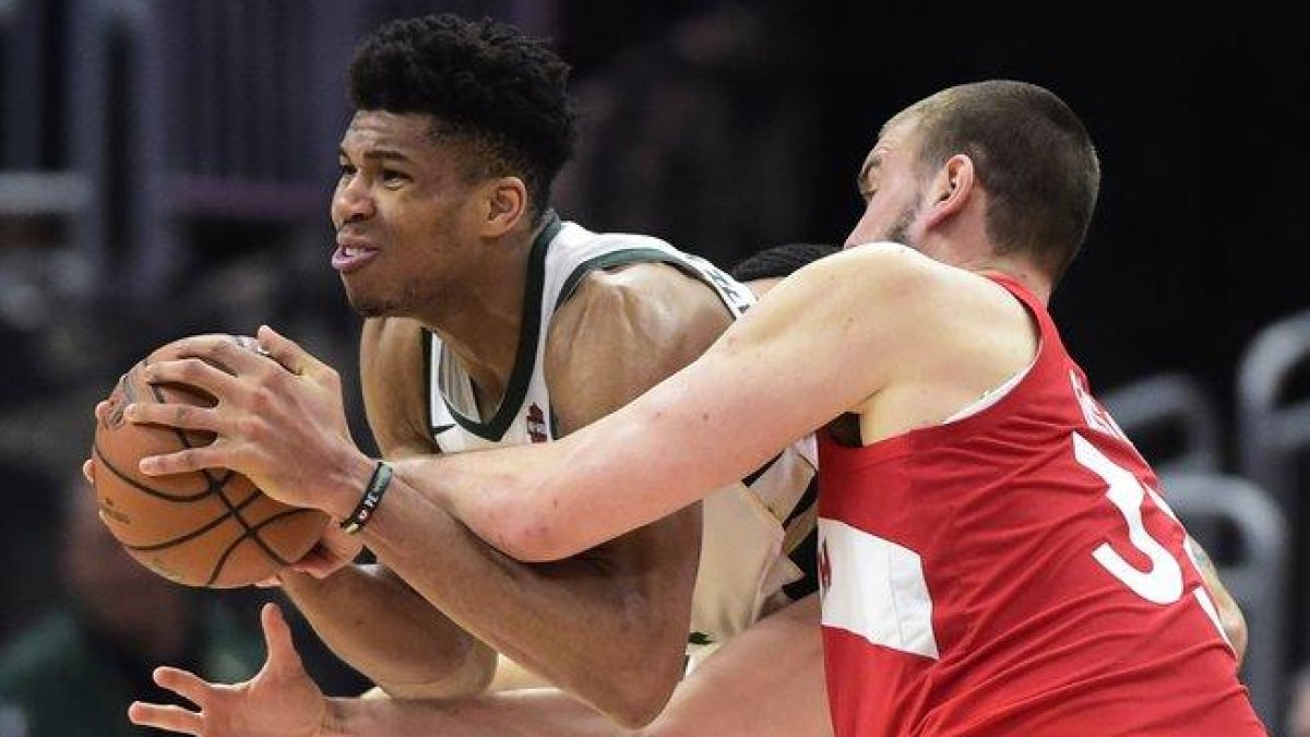 Marc Gasol y Giannis Antetokounmpo pelean por un balón.