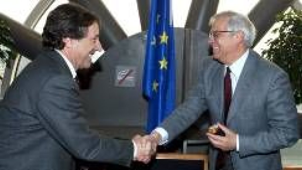 Villalba saluda a Borrell durante la reunión en Bruselas