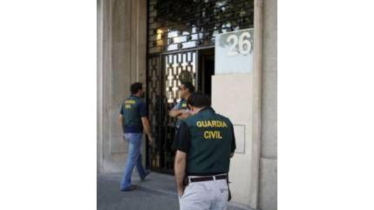 Agentes de la Guardia Civil en un registro efectuado en Madrid