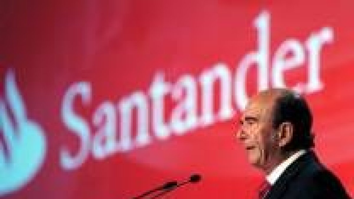 Emilio Botin, presidente del Banco Santander, ayer, durante la junta