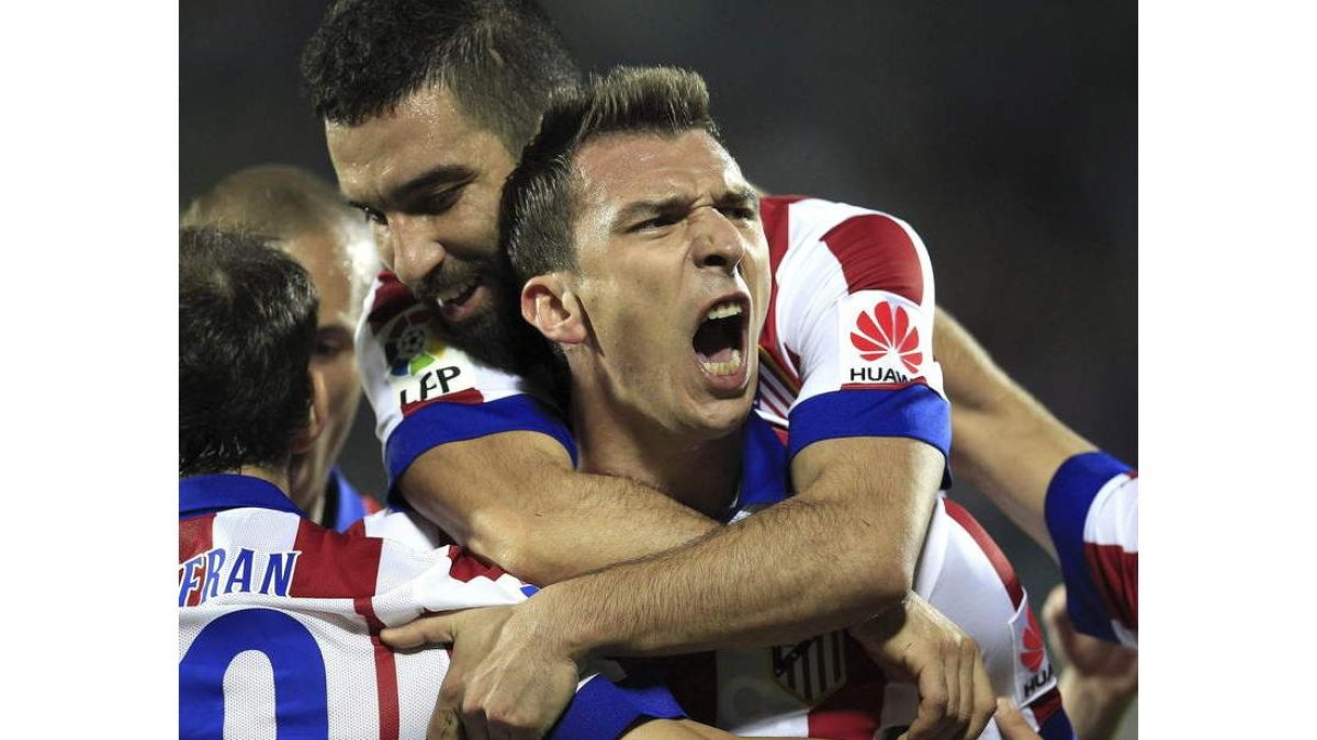 Mandzukic celebra con sus compañeros el gol marcado ante el Getafe, el único del partido.