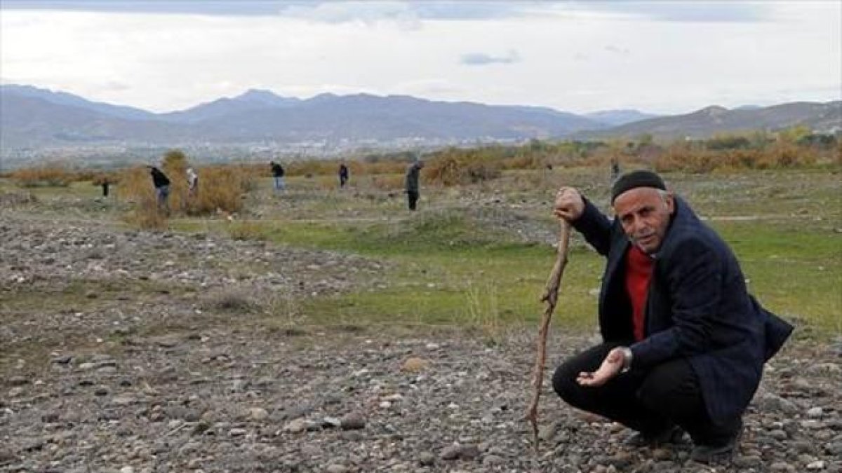 Vecinos y curiosos, a la caza del meteorito de Sariçiçek.