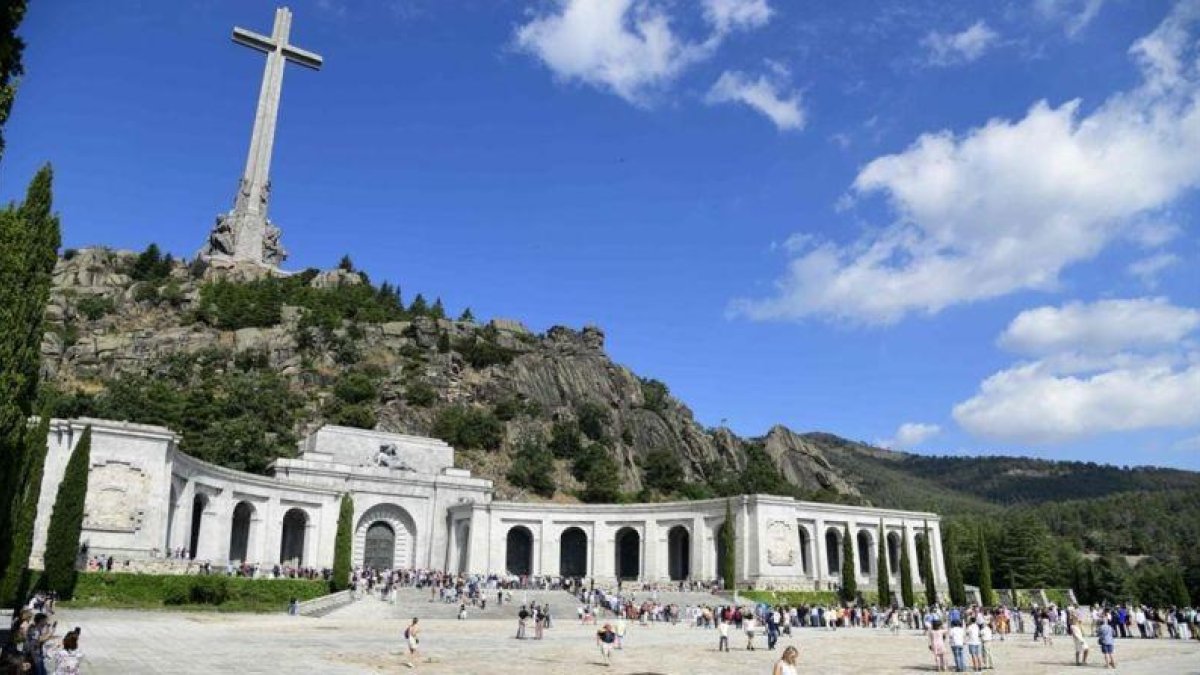 Visitantes en la basílica del Valle de los Caídos, cerca de Madrid.