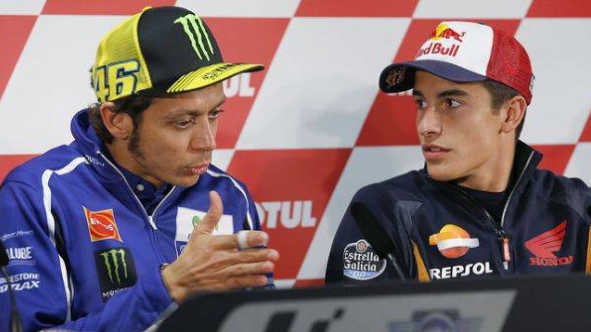 Valentino Rossi, junto a Marc Márquez, muestra su apoyo a la familia de Jules Bianchi en la rueda de prensa en Motegi.