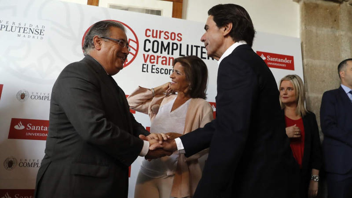 El ministro del Interior, Zoido, y el presidente de Faes, Aznar, se saludan. JUAN CARLOS HIDALGO