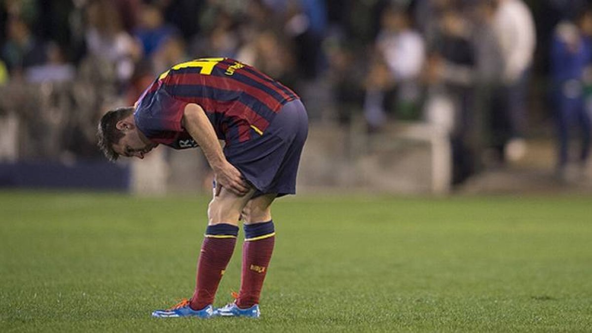 Messi, antes de abandonar lesionado el Benito Villamarín.