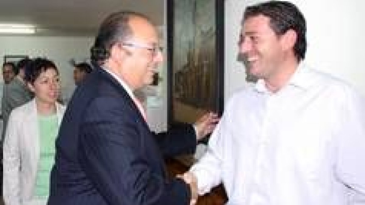 El delegado de la Junta saludando ayer al alcalde de Cacabelos, con la portavoz del PP como testigo