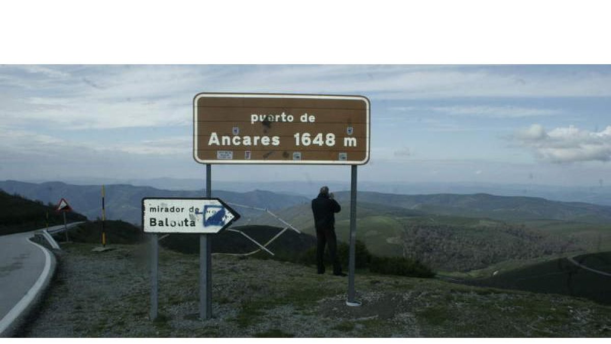 El alto de Ancares, que separa las provincias de Lugo y León, y que es objeto de disputa. ANA F. BARREDO
