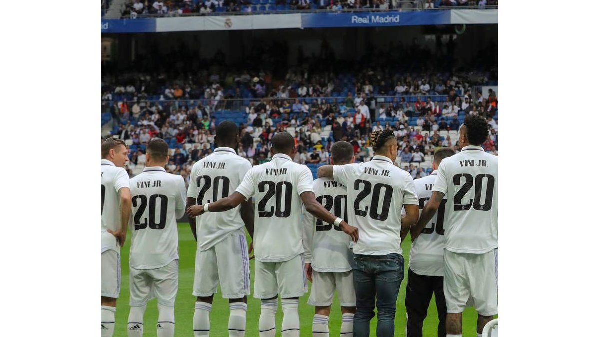 Los jugadores del Madrid con camisetas de Vinicius en apoyo a su compañero por los actos racistas. K. HUESCA