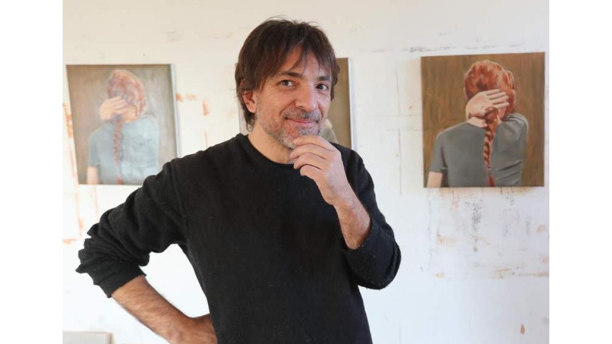 Ángel Núñez Pombo, ayer, en el estudio que tiene en una casa en Cacabelos. L. DE LA MATA