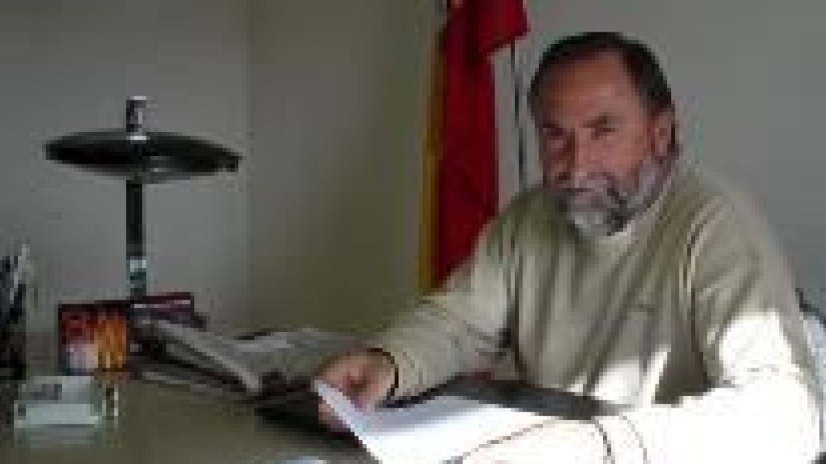 El alcalde de Urdiales del Páramo, Avelino González, en su despacho del Ayuntamiento