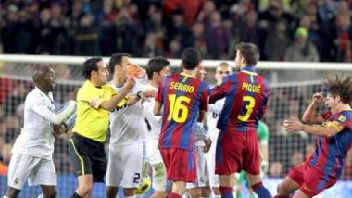 El clásico acabó con el empujón-agresión de Sergio Ramos sobre Carles Puyol.