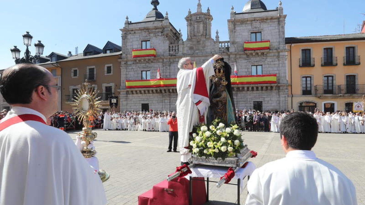 Antolín de Cela retiraba ayer el velo negro a la Virgen de la Encina en la plaza del Ayuntamiento de Ponferrada. L. DE LA MATA