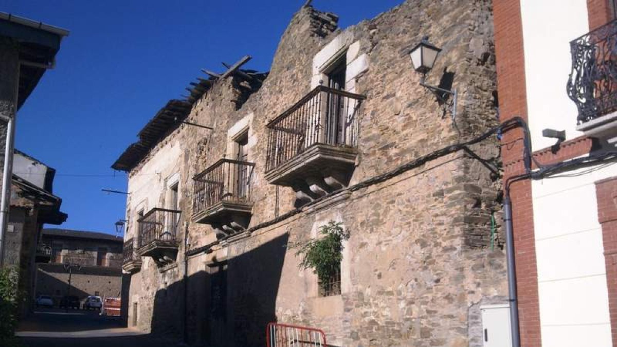 La fachada de la casa palacio, abandonada, en Villar.