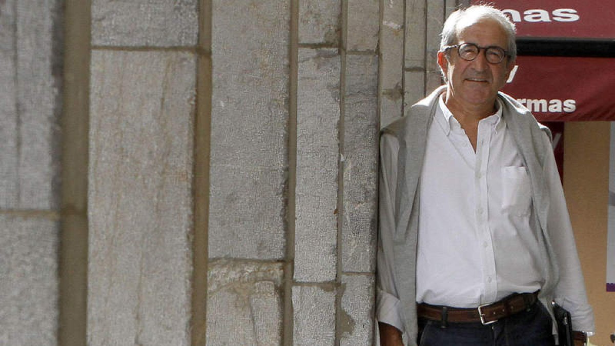 Andrés Martínez Trapiello, padre del fotoperiodista, en la plaza Mayor de León.