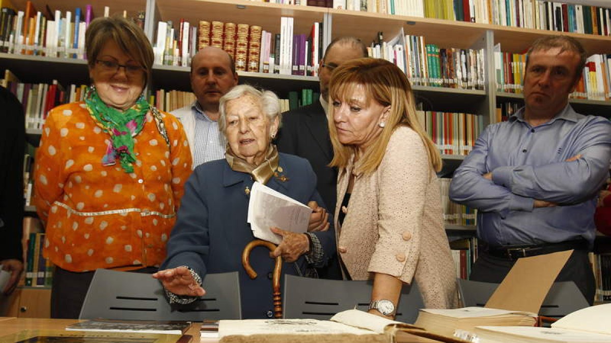 La etnógrafa Concha Casado, en la biblioteca etnográfica que lleva su nombre en el Museo de Mansilla de las Mulas.