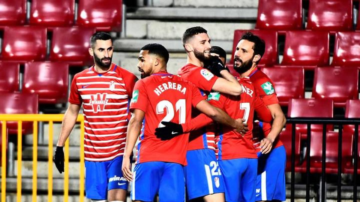 Los jugadores del Granada celebran su primer gol ante Osasuna. MIGUEL ÁNGEL MOLINA