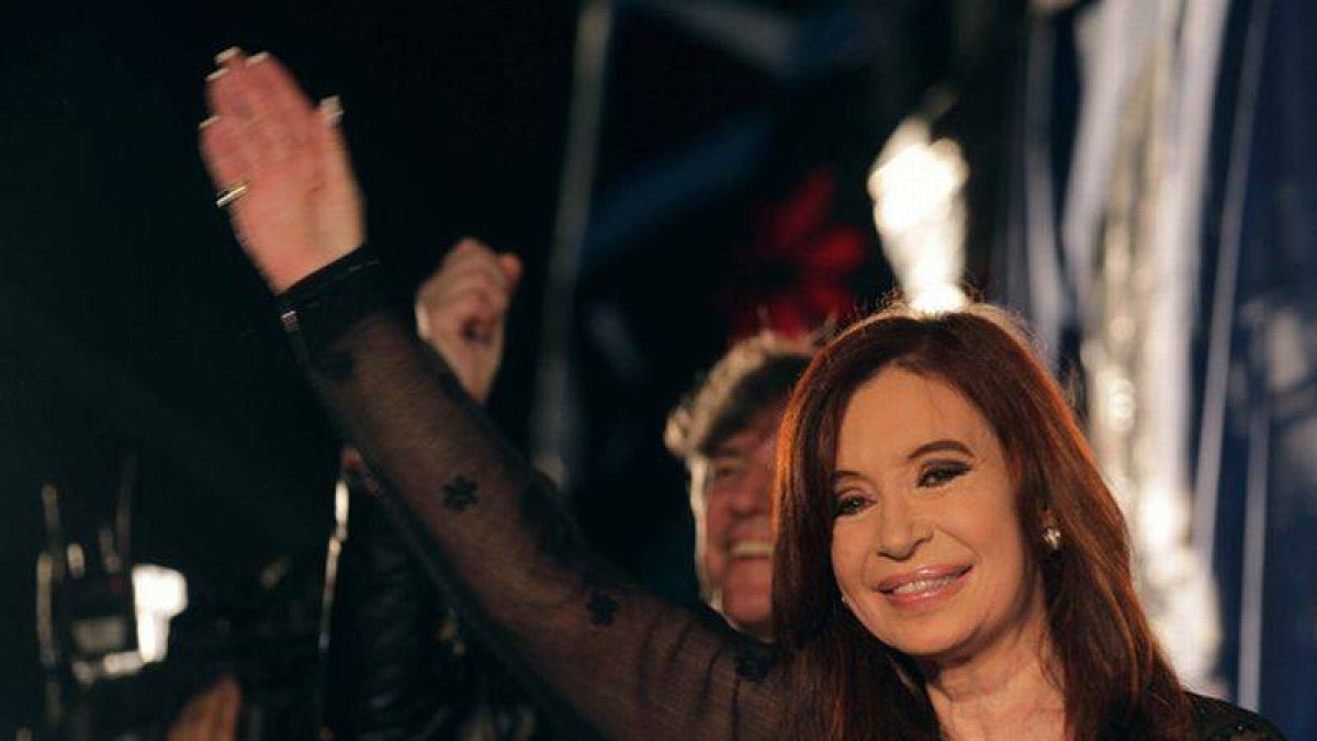 Cristina Fernández de Kirchner saluda a sus seguidores en la plaza de Mayo de Buenos Aires tras vencer en las elecciones generales del domingo.
