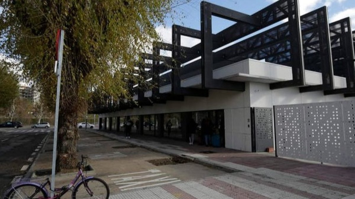 Fachada de la estación de autobuses de León. FERNANDO OTERO