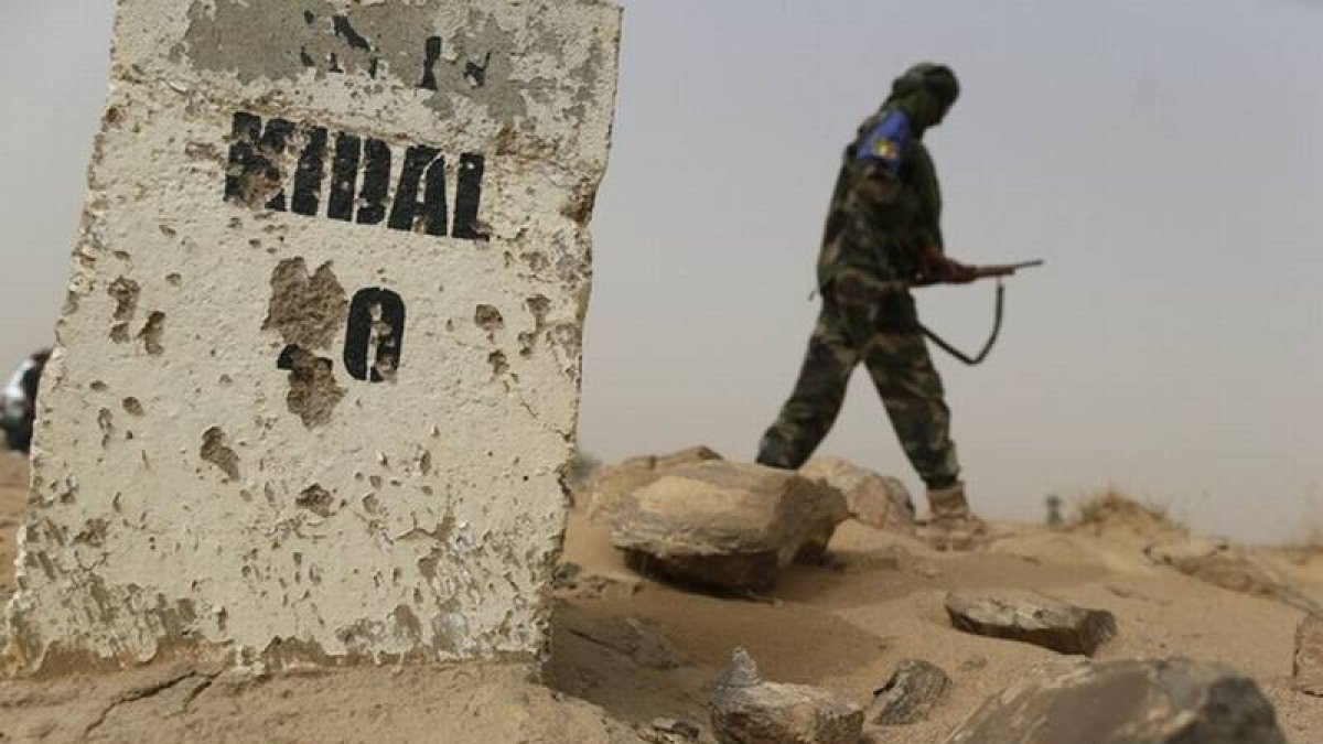 Un soldado maliense en la ciudad de Kidal, en el norte de Malí, donde dos periodistas franceses han sido secuestrados y asesinados este sábado.