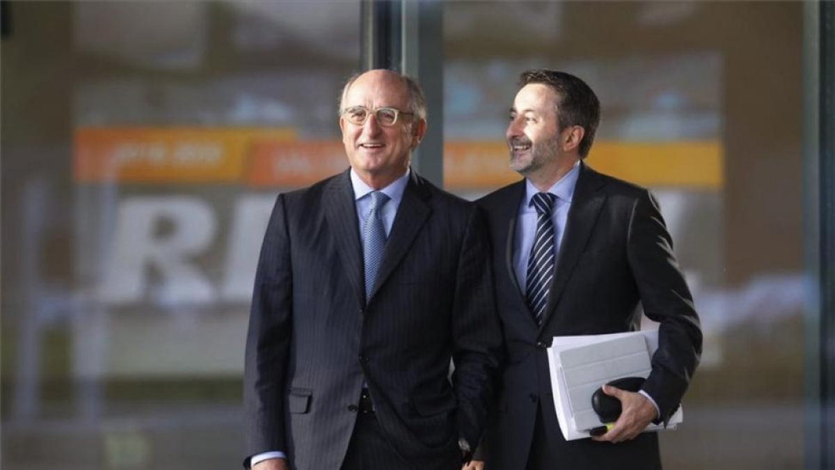 Josu Jon Imaz (izquierda) y Antoni Brufau, de Repsol