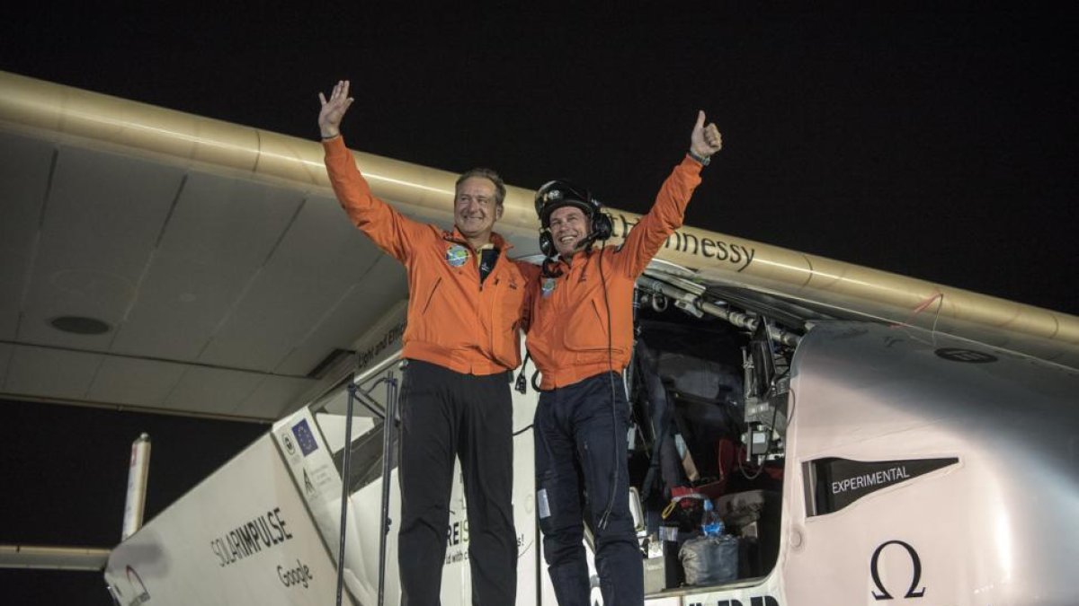 Los pilotos Bertrand Piccard (derecha) y Andre Borschberg, junto al Solar Impulse, este martes en el aeropuerto de Abu Dabi.