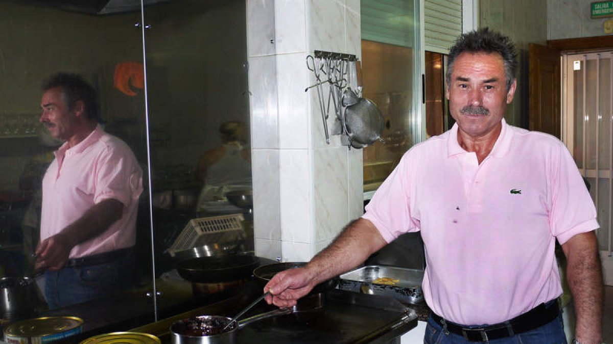 Julio Enríquez en la cocina de Casa Gato.
