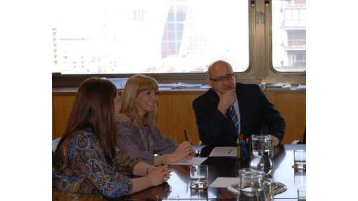 Ana Herrero, Eugenia Gancedo y Ángel Allué en la reunión.