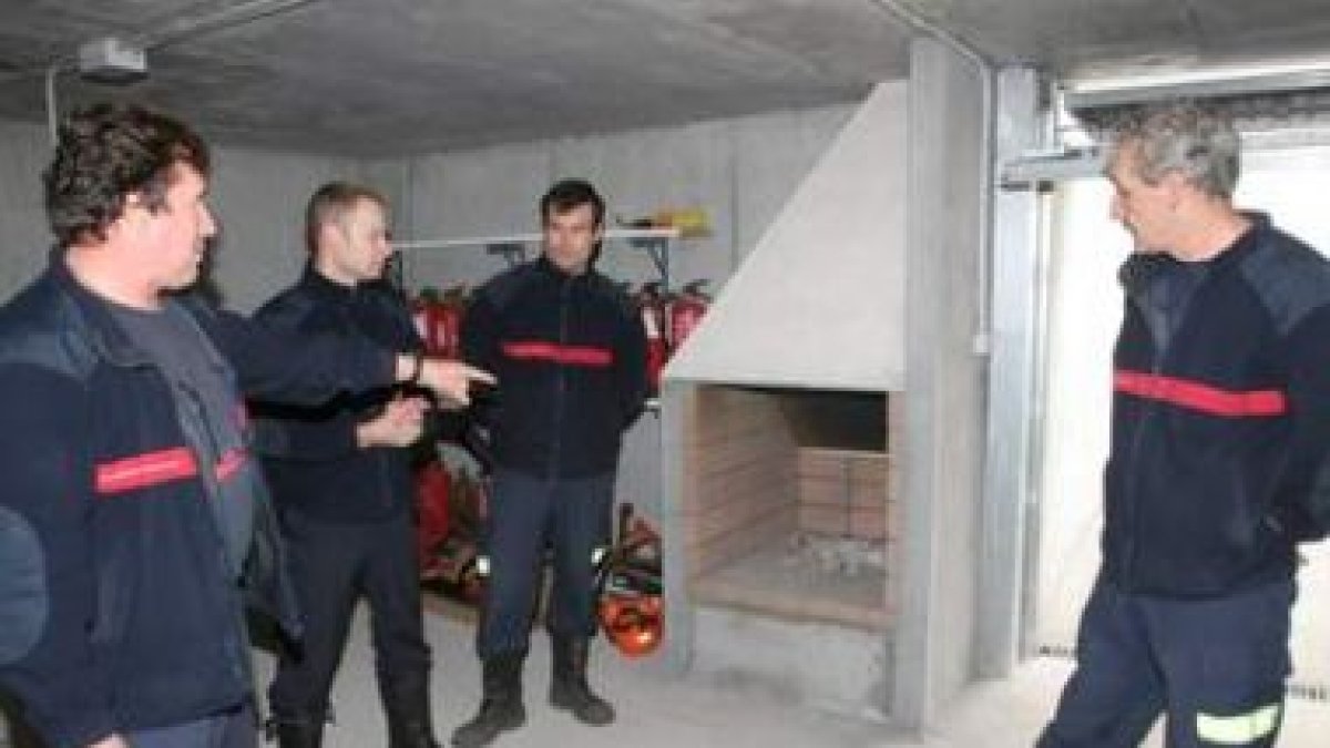 La nueva sede de los bomberos de Ponferrada está situada en el camino de La Chopera.