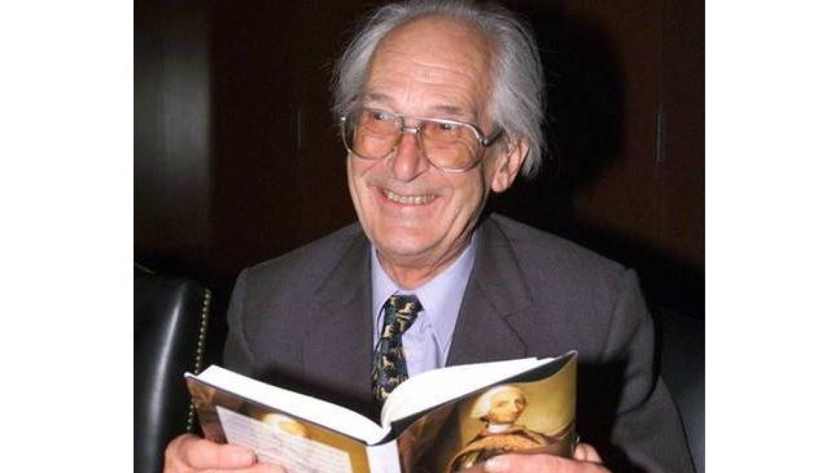 El hispanista Raymond Carr, en una imagen de 2001, durante la presentación de su obra 'Historia de España'.