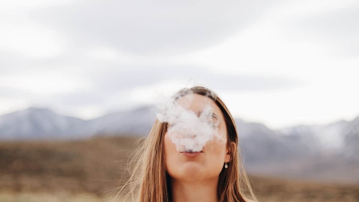 Fumar en la calle y COVID: ¿Por qué afecta más a las vías respiratorias?