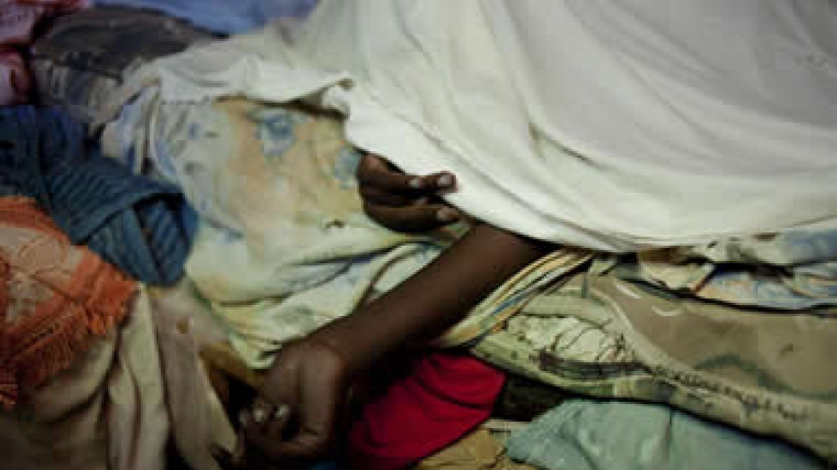 Una mujer yace muerta en su cama tras sucumbir al cólera.