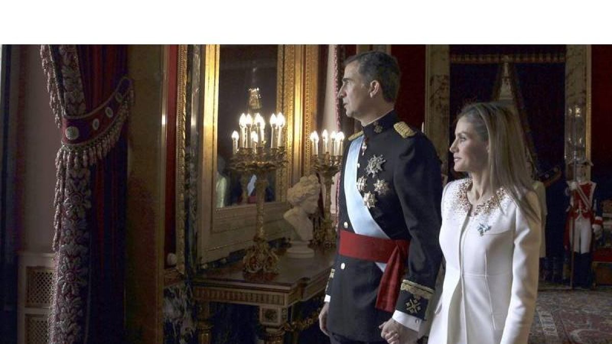 Los reyes Felipe VI y Letizia salen al balcón central del Palacio Real, tras su proclamación en las Cortes, para saludar a los ciudadanos