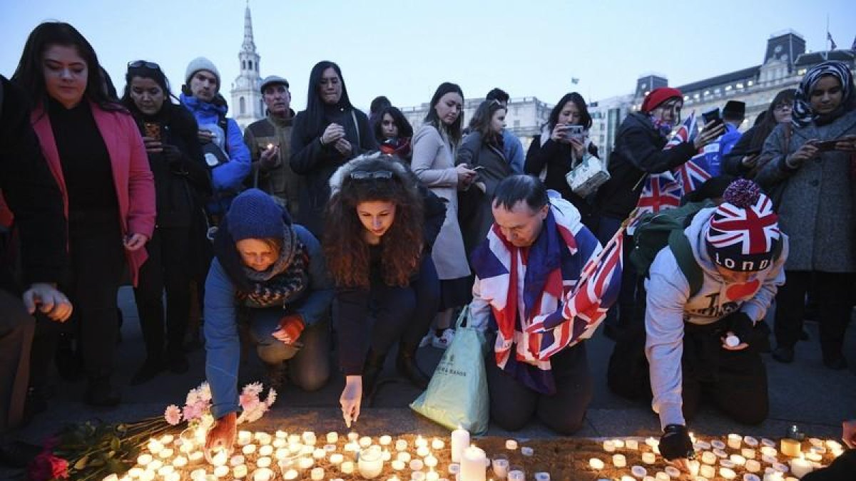 Cientos de ciudadanos participan en una vigilia en la Plaza Trafalgar en Londres.