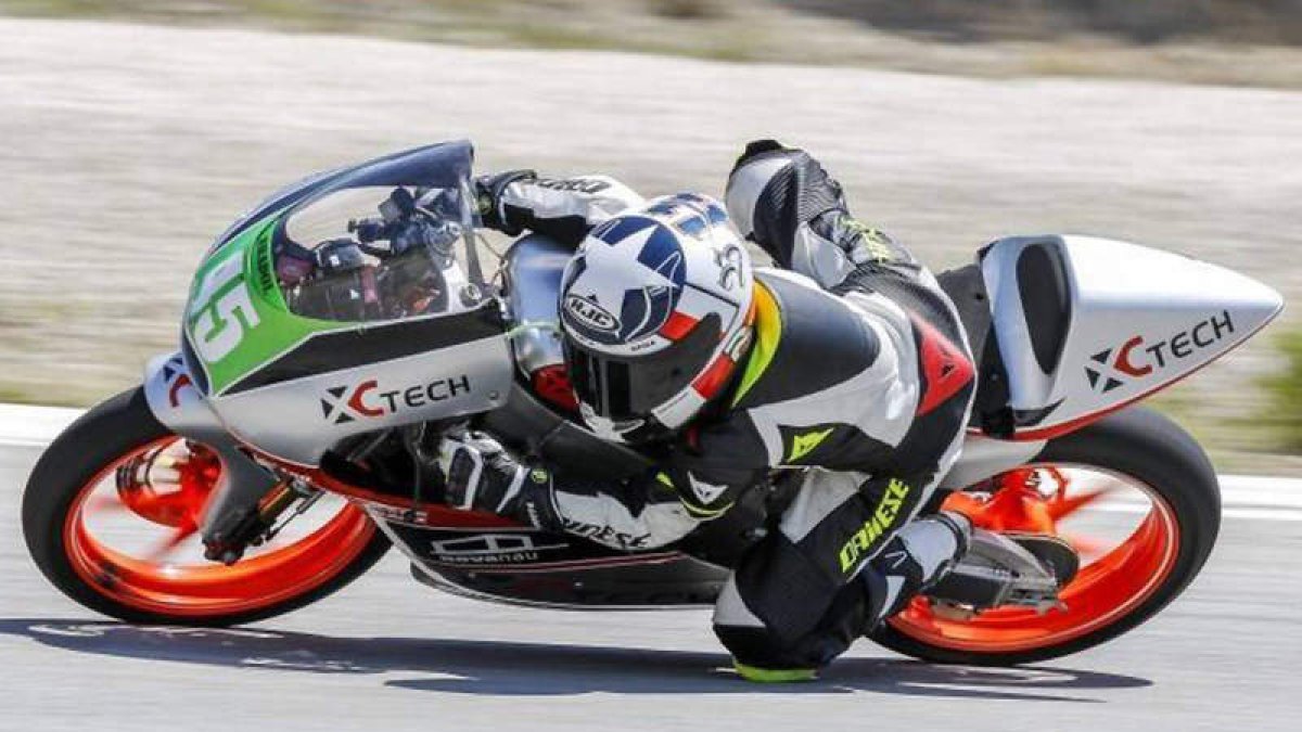 Sergio con su XCTech con la que disputará el Nacional de Moto4. DL