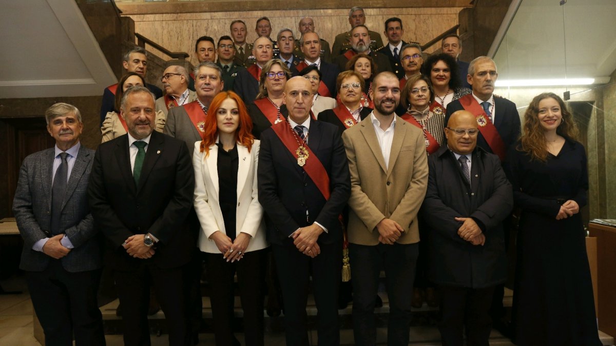 Sara García y Pablo Álvarez recibieron el homenaje en el Ayuntamiento de León. FERNANDO OTERO